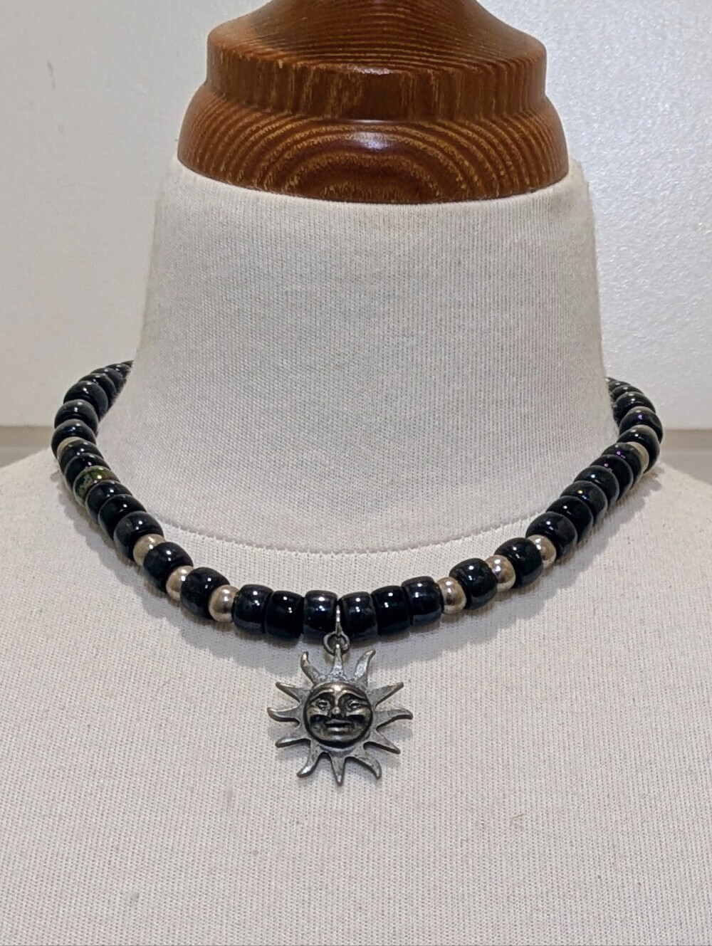 EUC 15" 90s Y2K Vintage Black Onyx Choker Necklace with Pewter Sun Charm